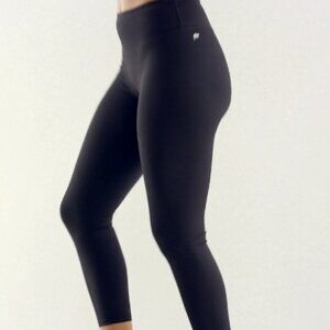 Fabletics Salar Solid PowerHold® Capri Leggings in Size XS, Black:\